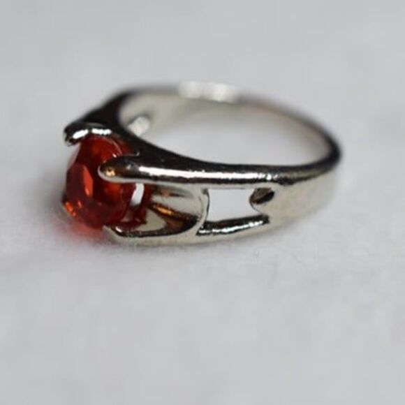 Cherry Red  Crystal Stone Silver Tone Art Deco Band Size 8 Statement Party Ring - Picture 3 of 3